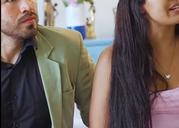 H1101004 Empuj0 su pareja de la escalera para irse con otro hombre part2