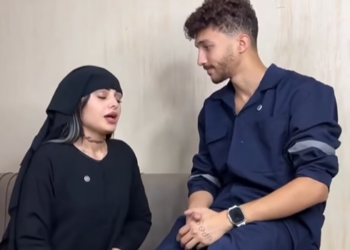 H1101002 Una mujer le pide a un técnico reparador que arregle algo extraño; veamos su reacción