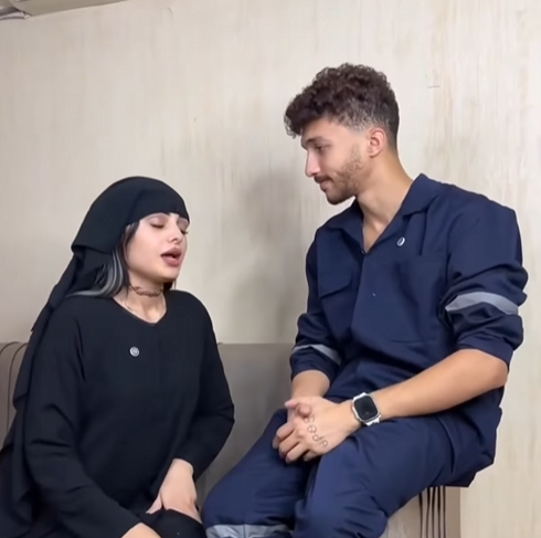 H1101002 Una mujer le pide a un técnico reparador que arregle algo extraño; veamos su reacción