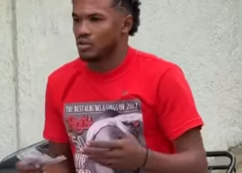 H1101004 Llegó de los Estado Unidos encuentro un hombre viviendo en mi casa