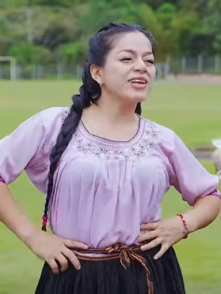 H1201002 Una mujer millonaria se disfraza de campesina pobre para encontrar el amor verdadero part2