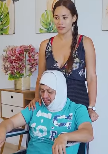 H1201004 Empuj0 su pareja de la escalera para irse con otro hombre part2