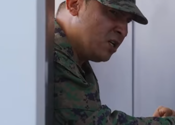 H1601001 Militar se disfrazó para sorprender su esposa infi3l La VIDA SIGUE part2