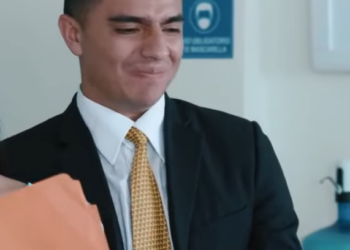 H2101003 Millonaria le da una gran recompensa al mejor empleado part2