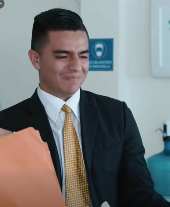 H2101003 Millonaria le da una gran recompensa al mejor empleado part2