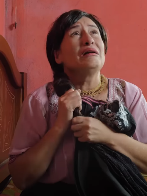 H2101004 Madre vendió su cabello para comprar un vestido su hija ella le pago así part2