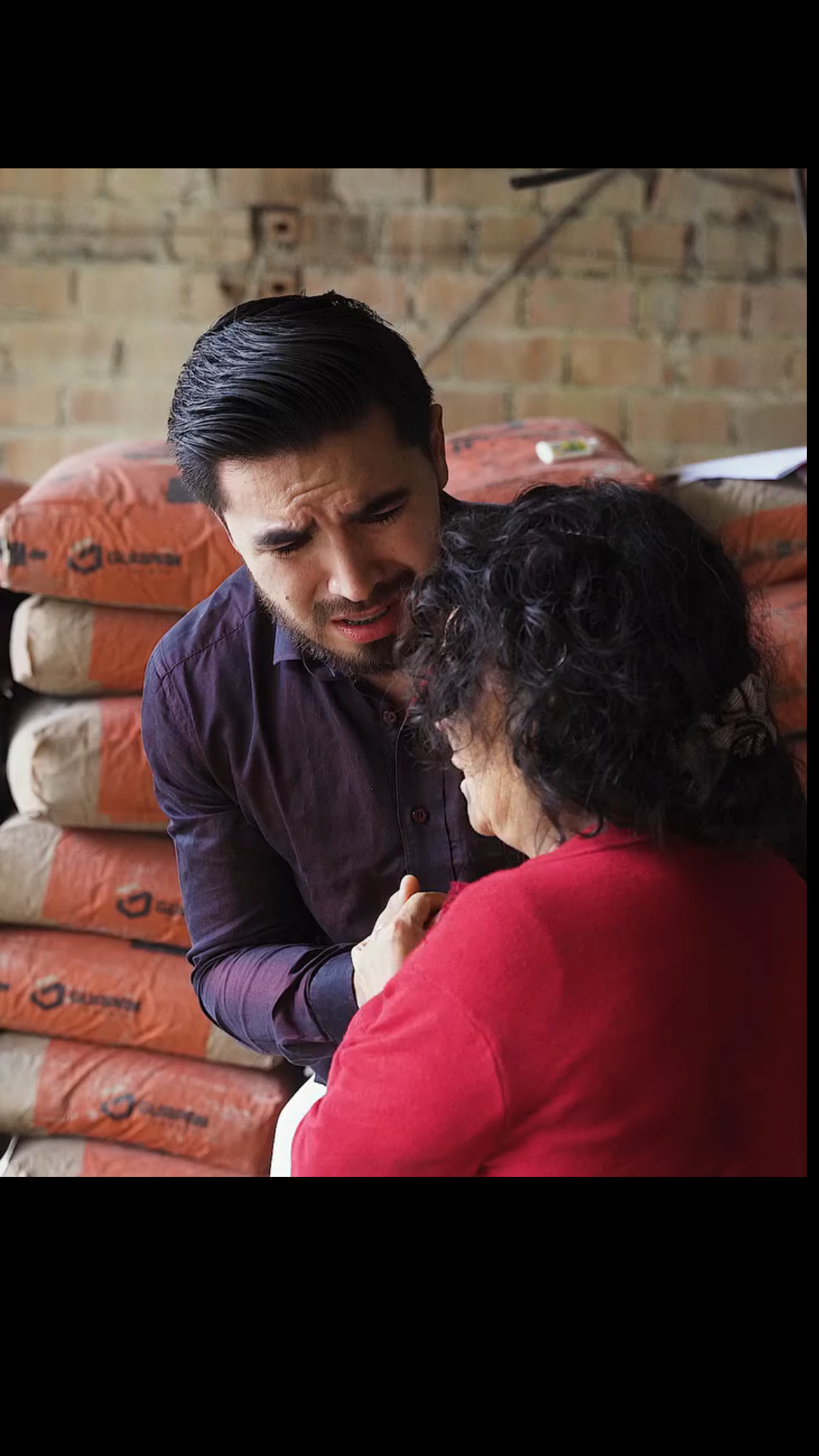 H2301002 Obligαbα suegra carga cemento sin que su hijo se entere part2