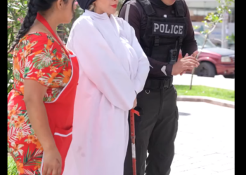 H2301004 Mujer aprovechó sus atr1butos para salvar la vida de su hermanito Comentarios part2