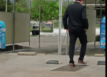 H2401004 Joven millonario humilla lavadora de carros su