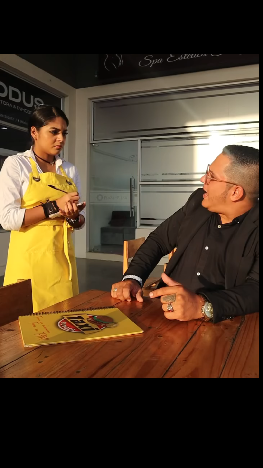 H2401003 Se avergonzaba de su hija por ser una mesera pero nunca se imagino que pasaria esto part2