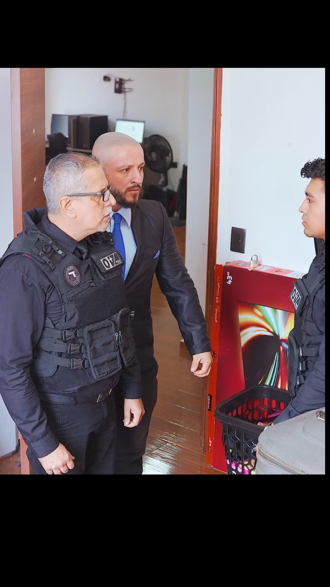 H2401003 Una mujer pide ayuda un extraño mediante señales part2