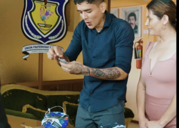 H2501002 Empresario le dio un gran premio la mejor empleada part2