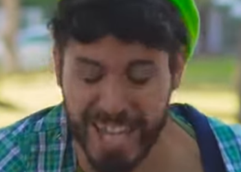 H0801001 Econtró el collar de la amante de su eposo en su propia casa