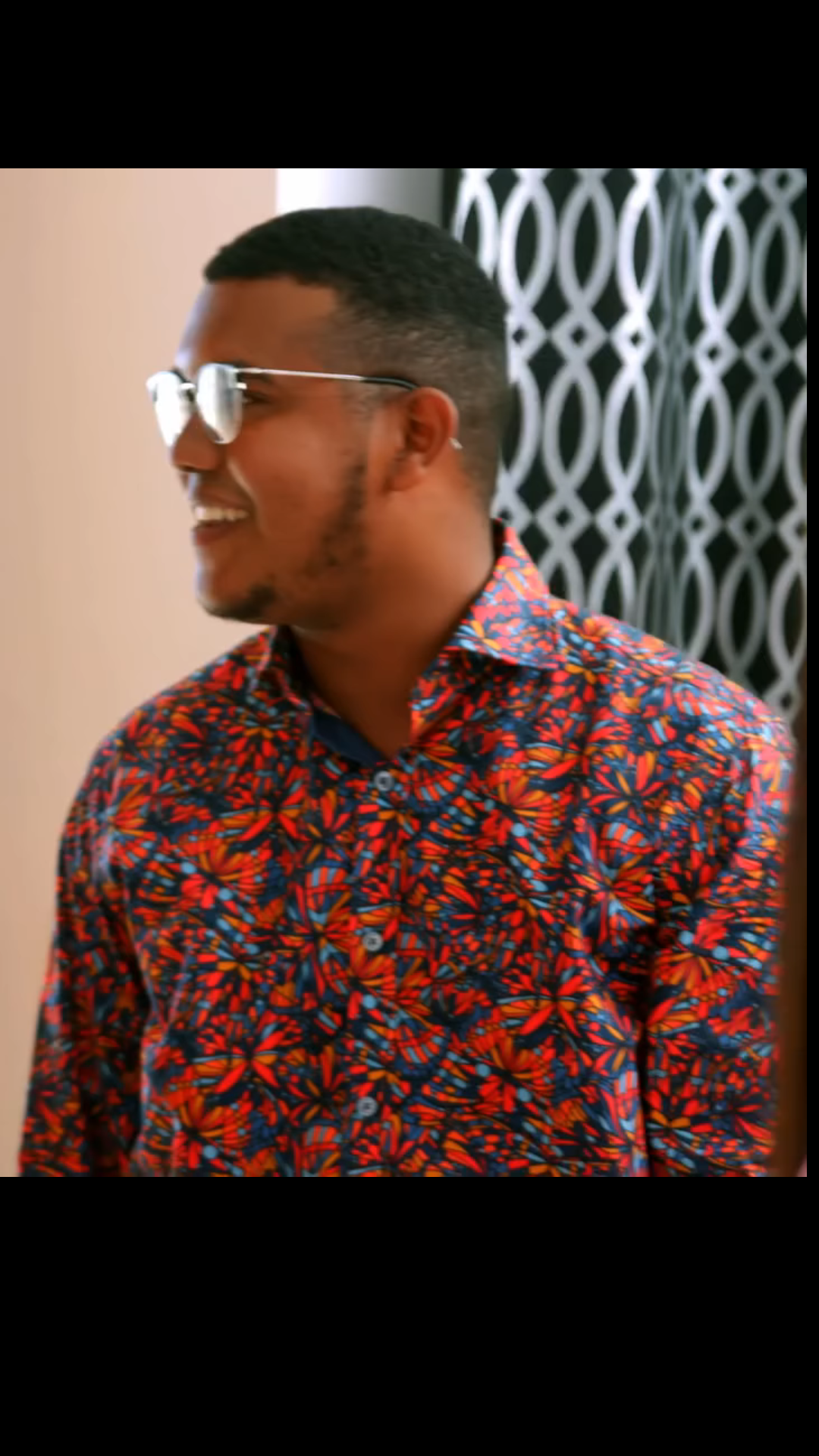 H2601005 Jefa se enamora de empleado de limpieza por esta extraña razón