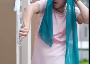 H2701002 R0bo una anciana para poder escapar de estos policias part2