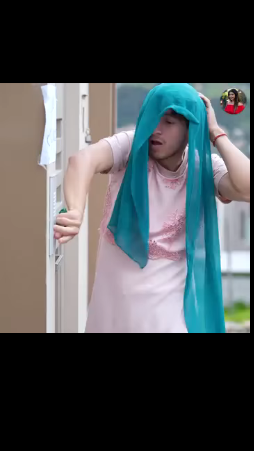 H2701002 R0bo una anciana para poder escapar de estos policias part2