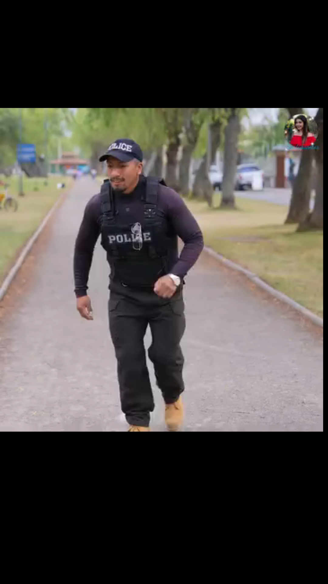 H2701004 Se cambio de r0pa en la calle para escpar de la policía por esta triste razón part2