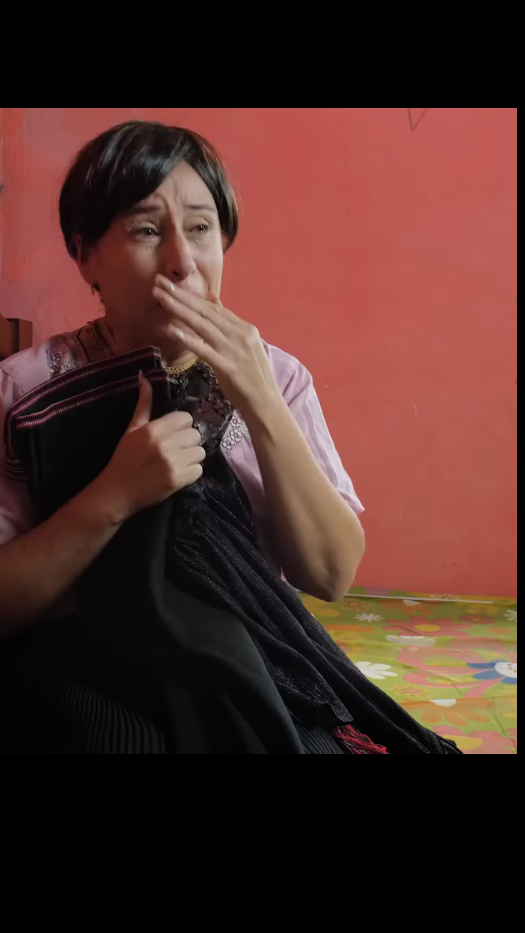 H2701003 Madre vendió su cabello para comprar un vestido su