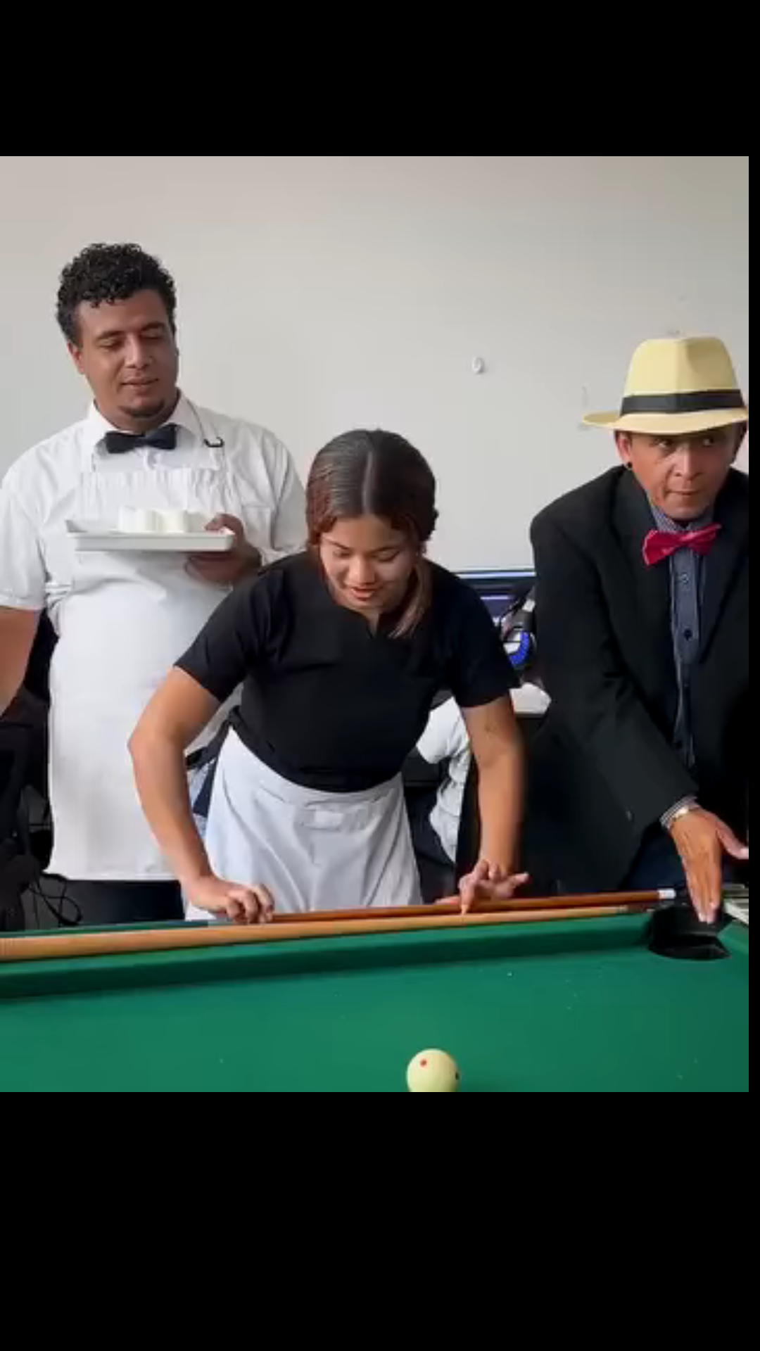 H2701004 Chica de limpieza les da una lección unas mujeres presumidas en el billar Willeannys Perez Fanpage part2