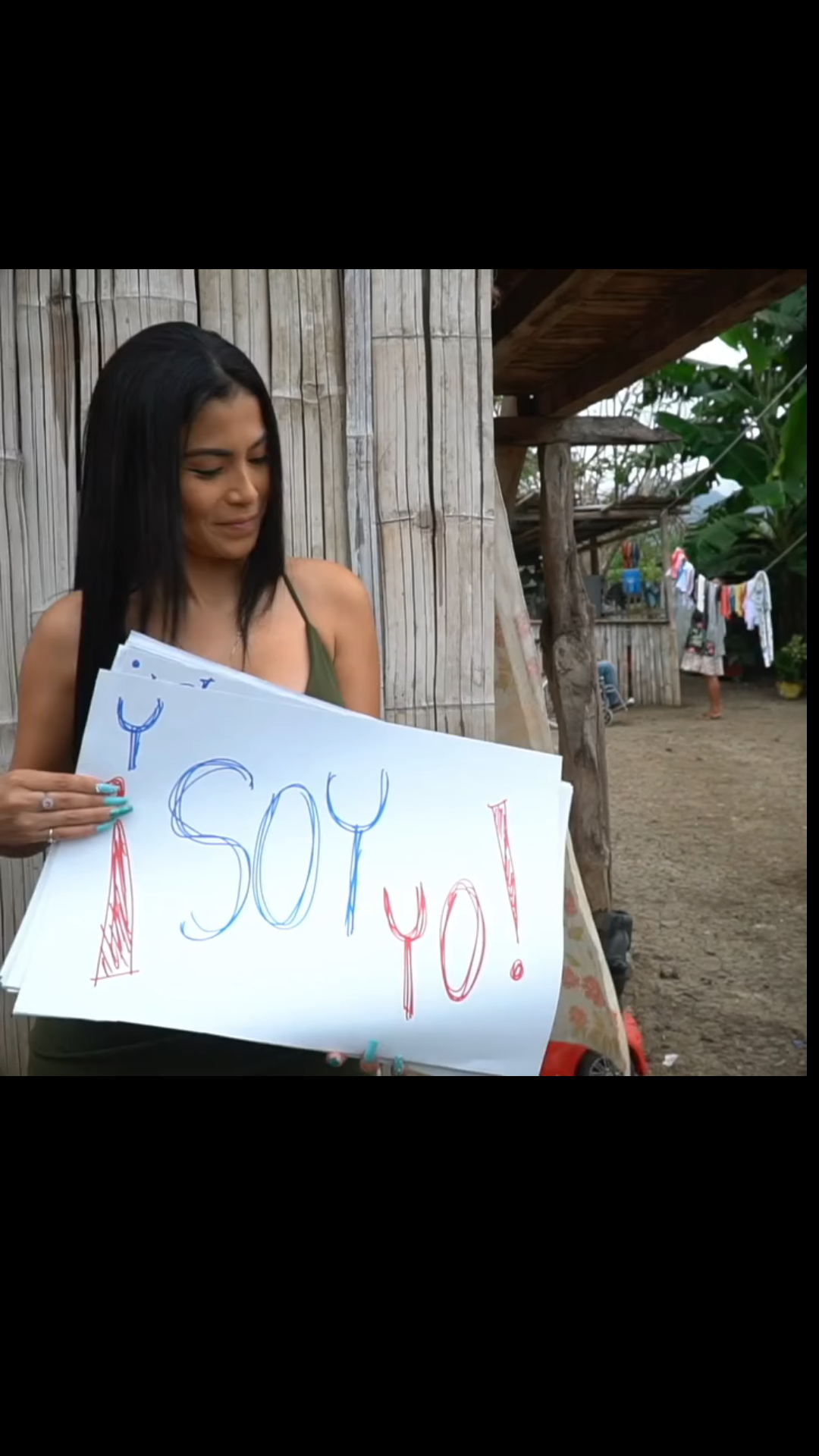 H2701001 Mujer visita su mama humilde