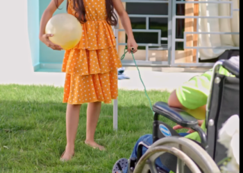 H2701003 Niña regalo momentos de felicidad niño en sus últimos días de vida, intenta no llorar