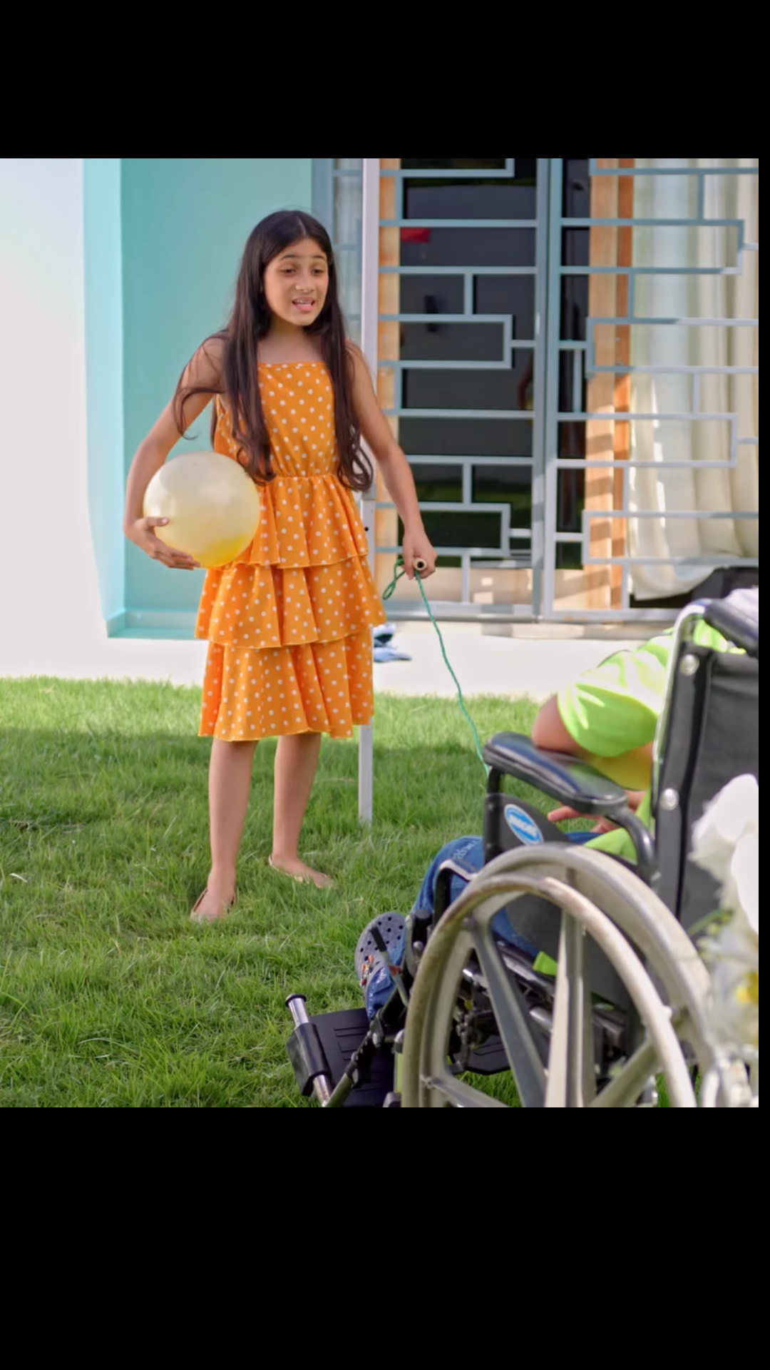 H2701003 Niña regalo momentos de felicidad niño en sus últimos días de vida, intenta no llorar