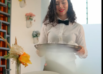 H2701005 Millonario se enamora de esta mesera por esta extraña razón