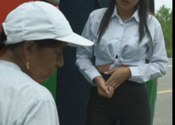 H2901004 Hum!llo una campesina su ayudante de bus, pero ella hizo esto