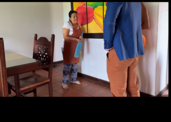 H2901002 Mujer millonaria se hace pasar por empleada de servicio para destapar esto