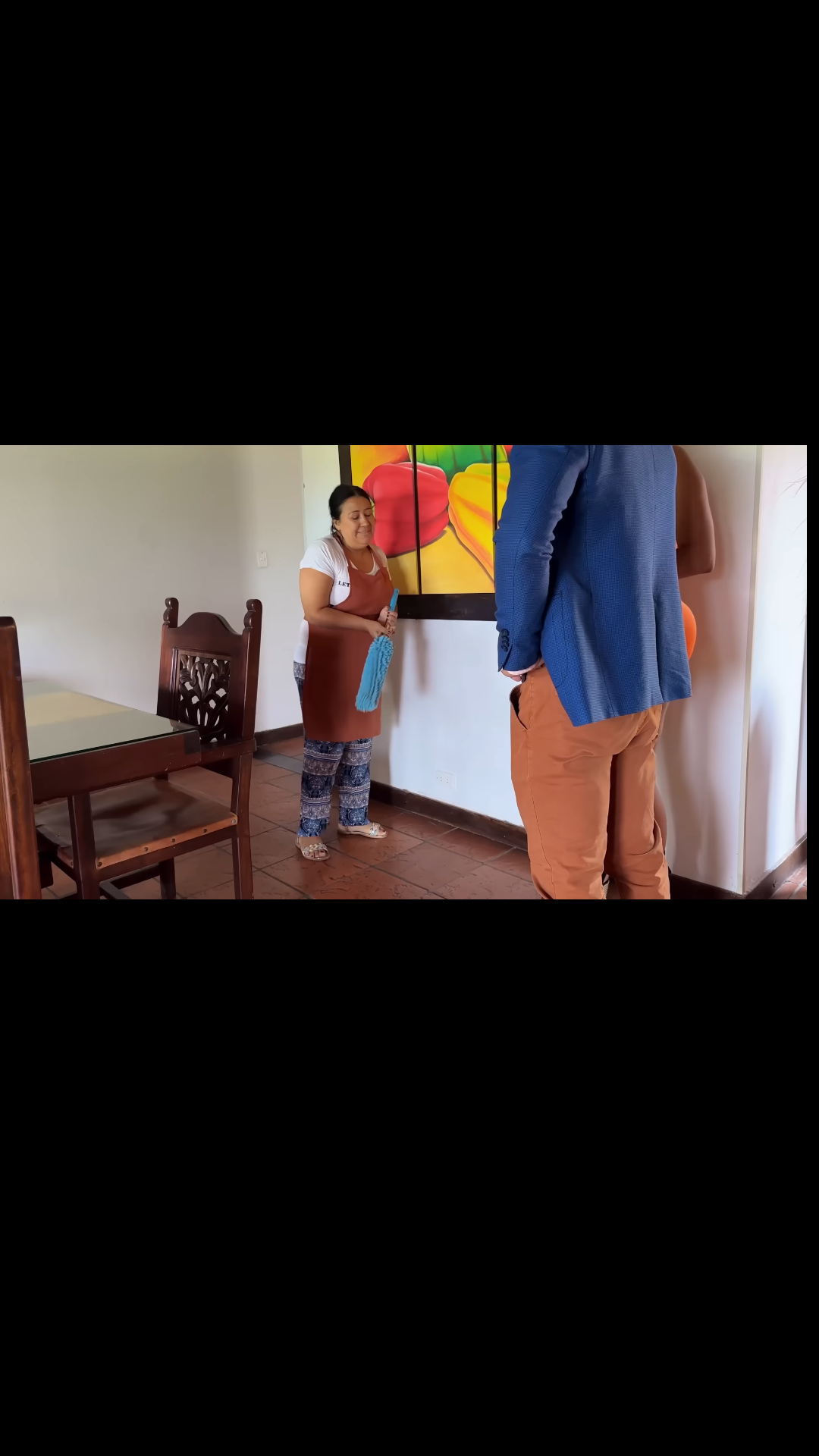 H2901002 Mujer millonaria se hace pasar por empleada de servicio para destapar esto