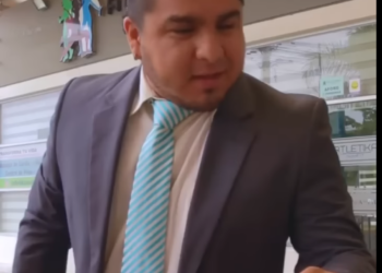 H2801004 Su hija salvó un millonario recibieron una gran recompensa por su bondad part2