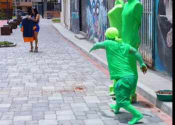 H3001003 Enanito se tr4nsformó en maniquí para hacer esto con los millonarios en la calle part2