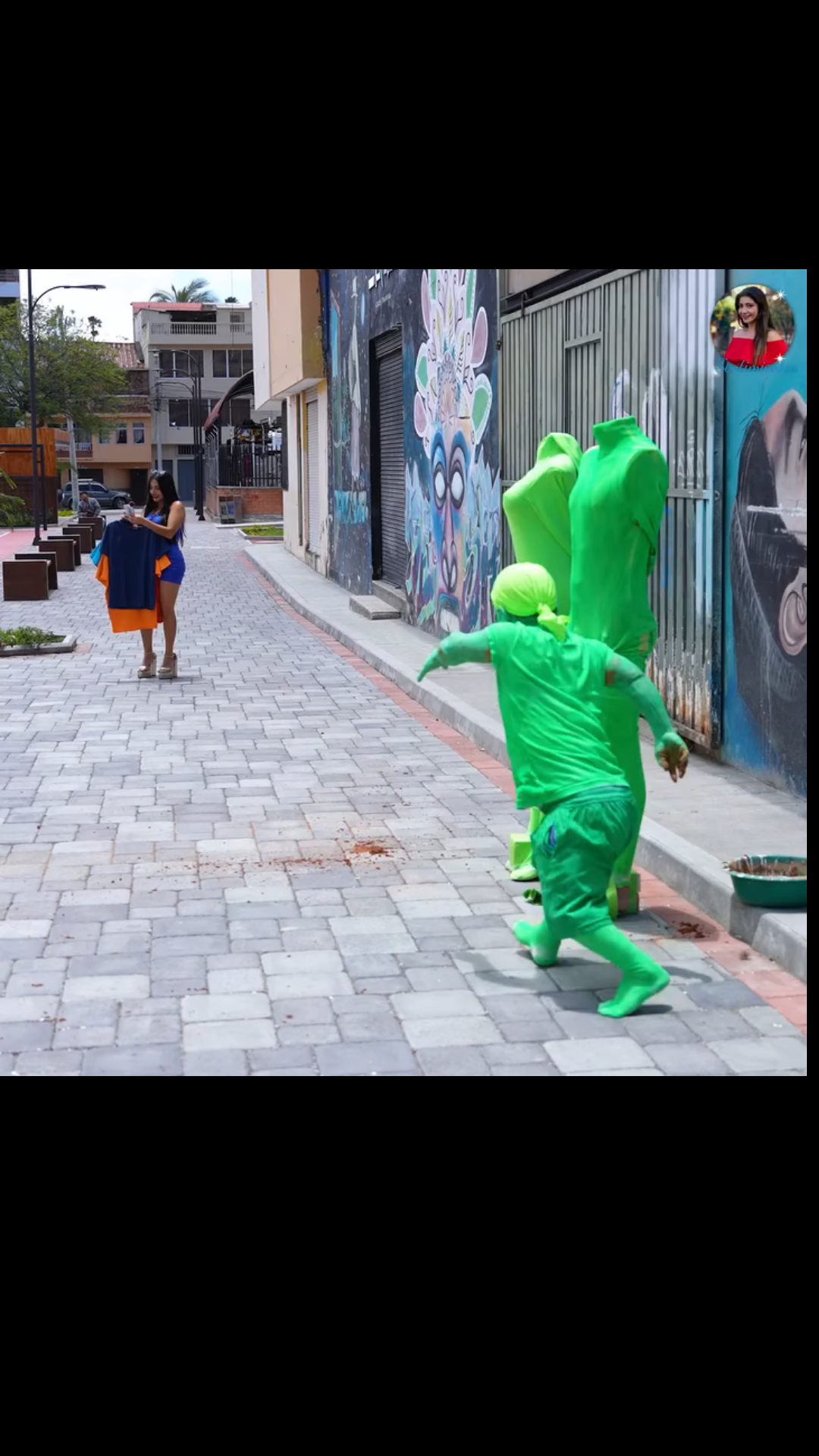 H3001003 Enanito se tr4nsformó en maniquí para hacer esto con los millonarios en la calle part2