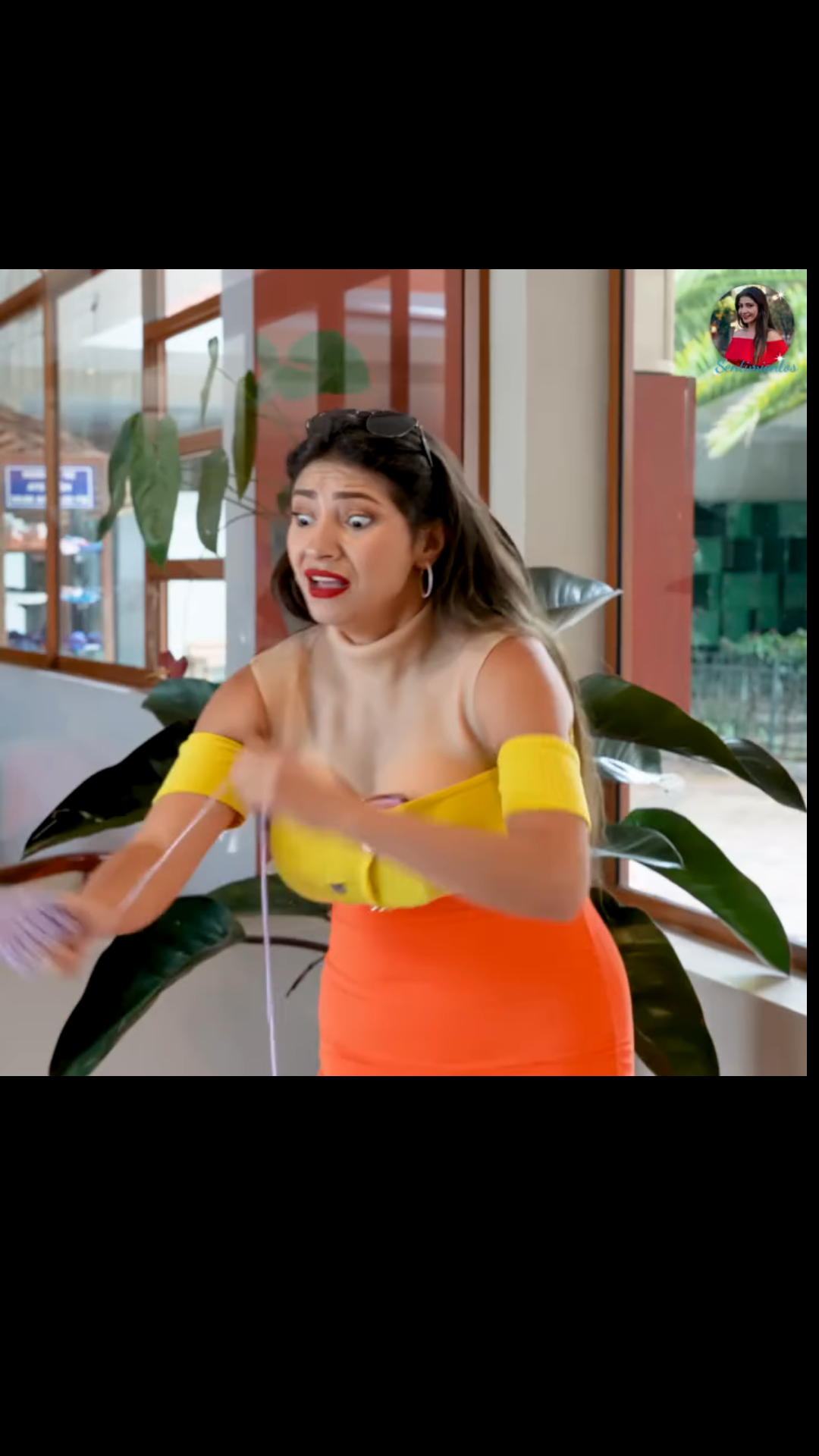 H3001004 Empujio su hermanita la picina para llamar la atencion de su madre, pero todo fue en vano part2