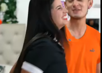 H3001005 Empleada descenm4scaro su jefa con este espejo part2