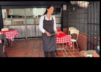 H3001001 Millonario se hizo pasar por pobre para probarla bondad de la mesera