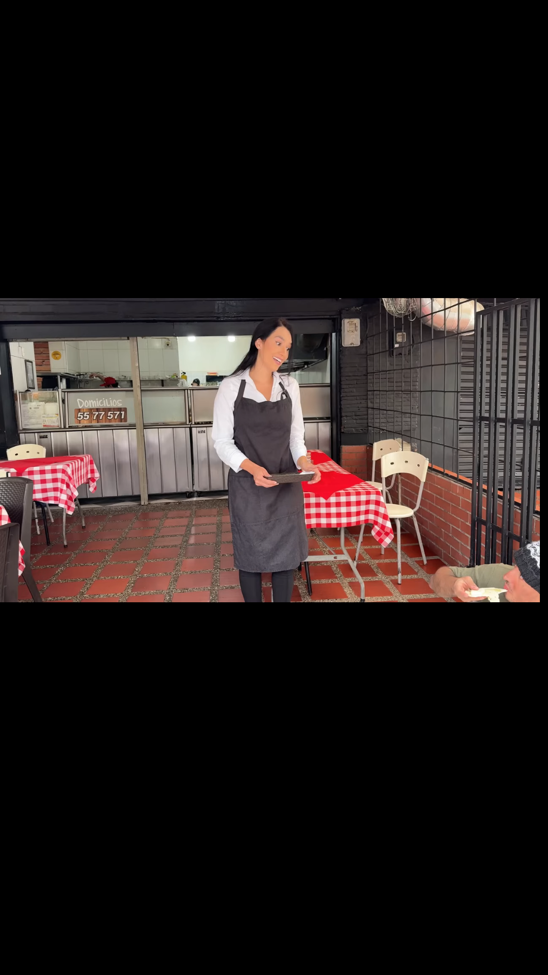 H3001001 Millonario se hizo pasar por pobre para probarla bondad de la mesera