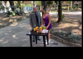 H3001002 Se burlaban de ella por que tenia un trabajo humilde sin imaginar en quien ella se convertiría part2