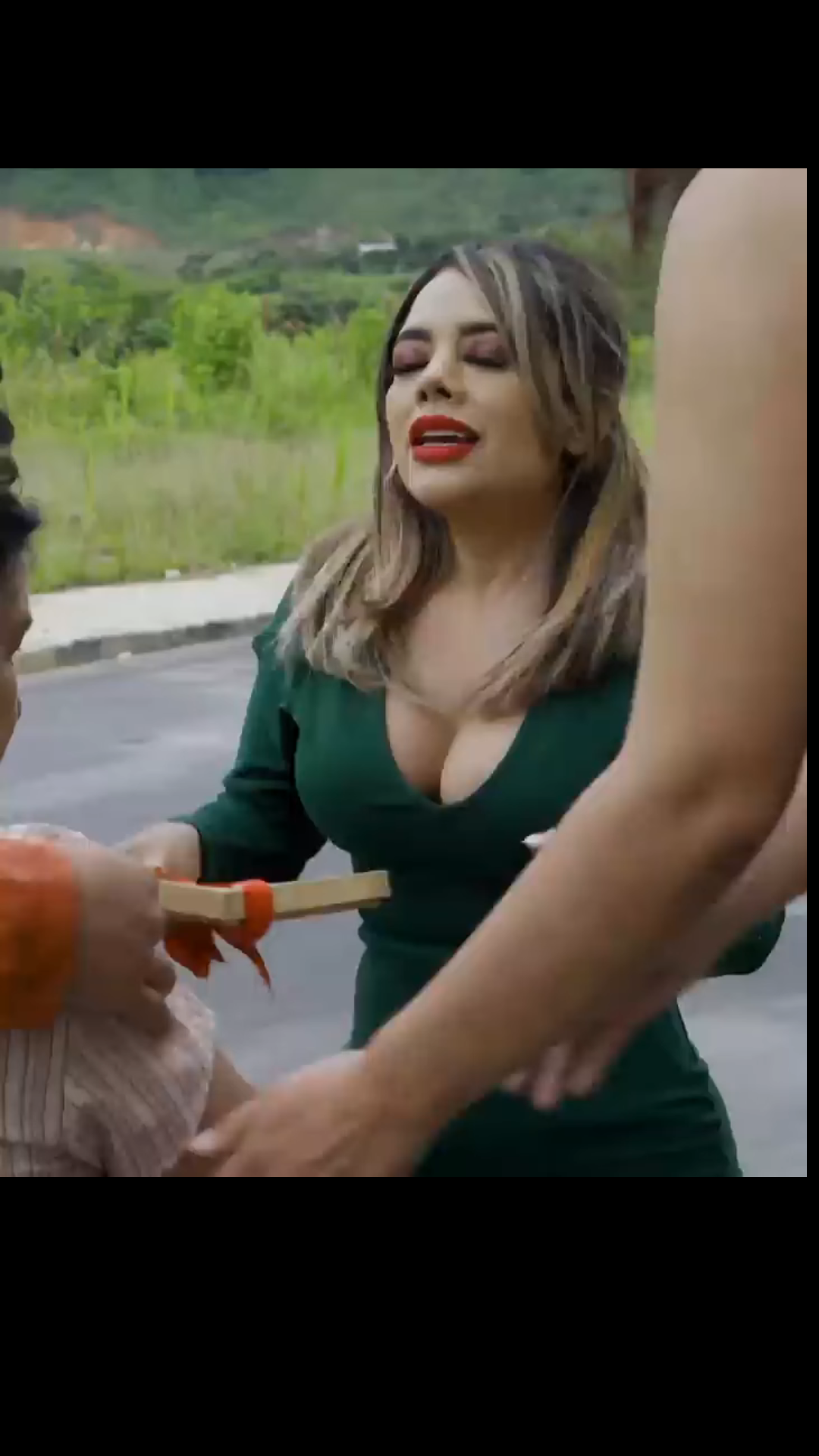 H3001004 Hijos botan la calle su mamá después de recibir la part2