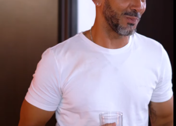 H3101003 Mi esposo me hizo pasar por un maniquí su amante part2