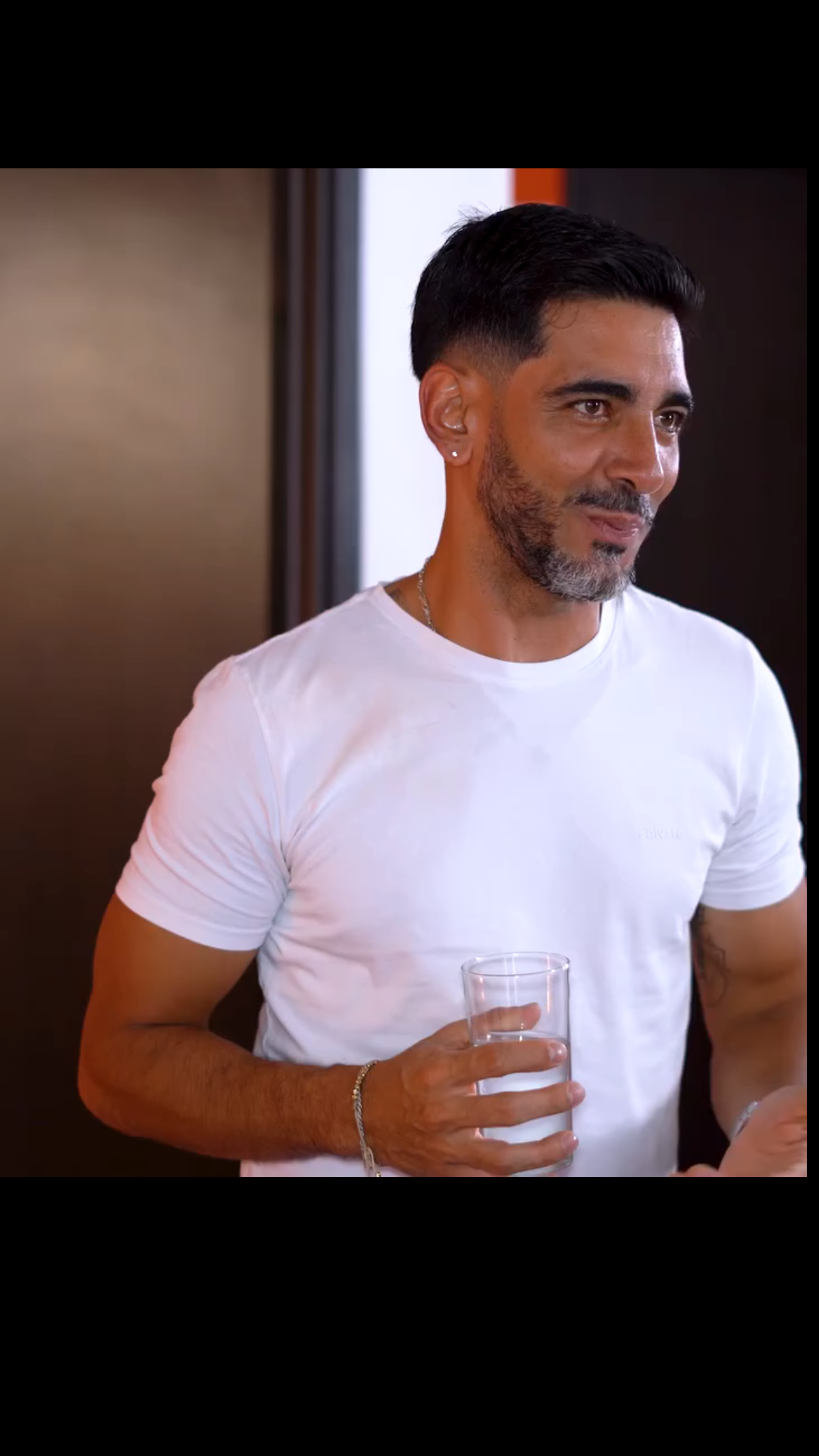 H3101003 Mi esposo me hizo pasar por un maniquí su amante part2