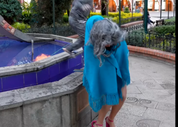 H3101003 Estatua tr4nsformno en viejita esta chica para salvar su vida (1) part2