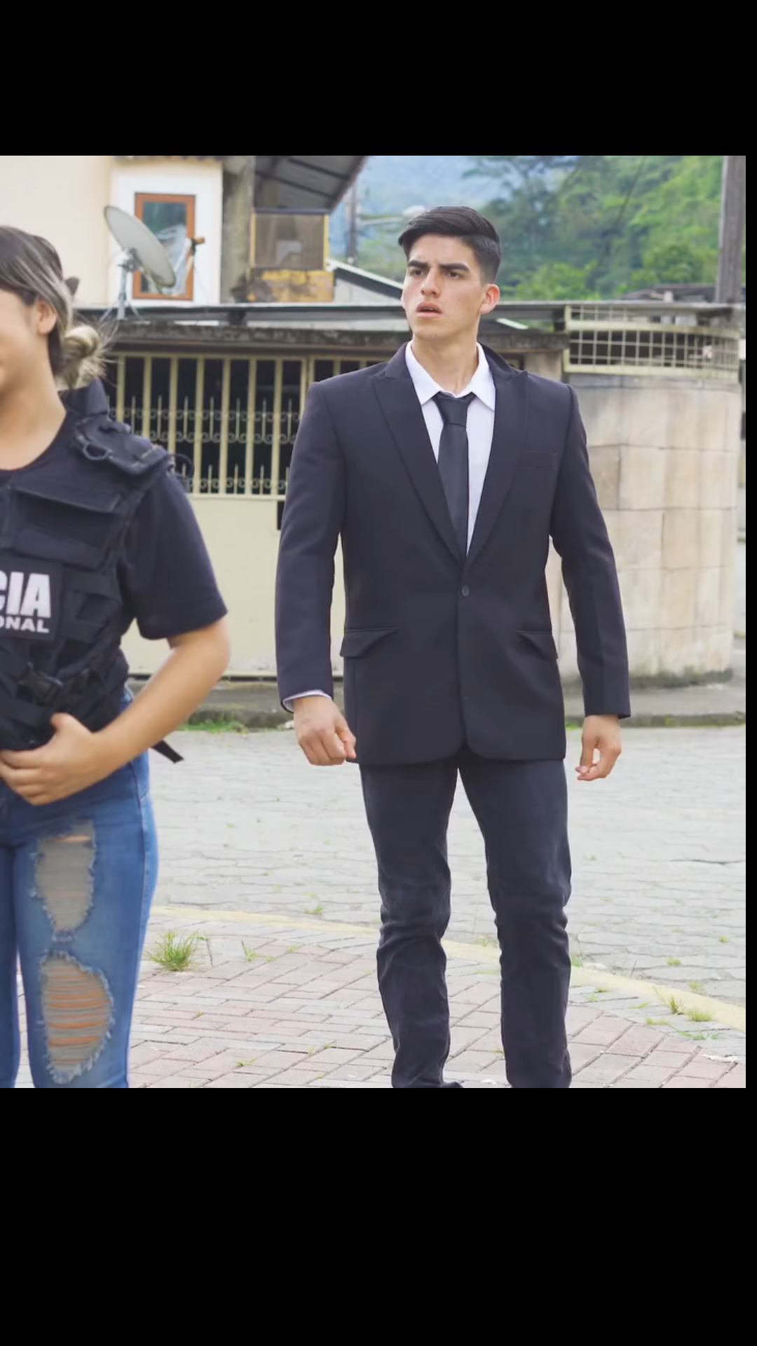 H0302004 Novia de teniente recibe una lección de humildad por creerse mas que todos part2