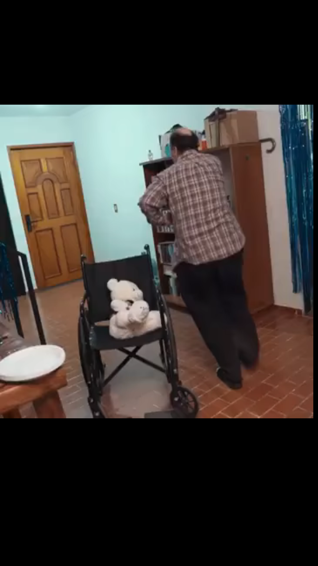 H0302003 Finge ser discapacitado para aprovecharse de esta part2