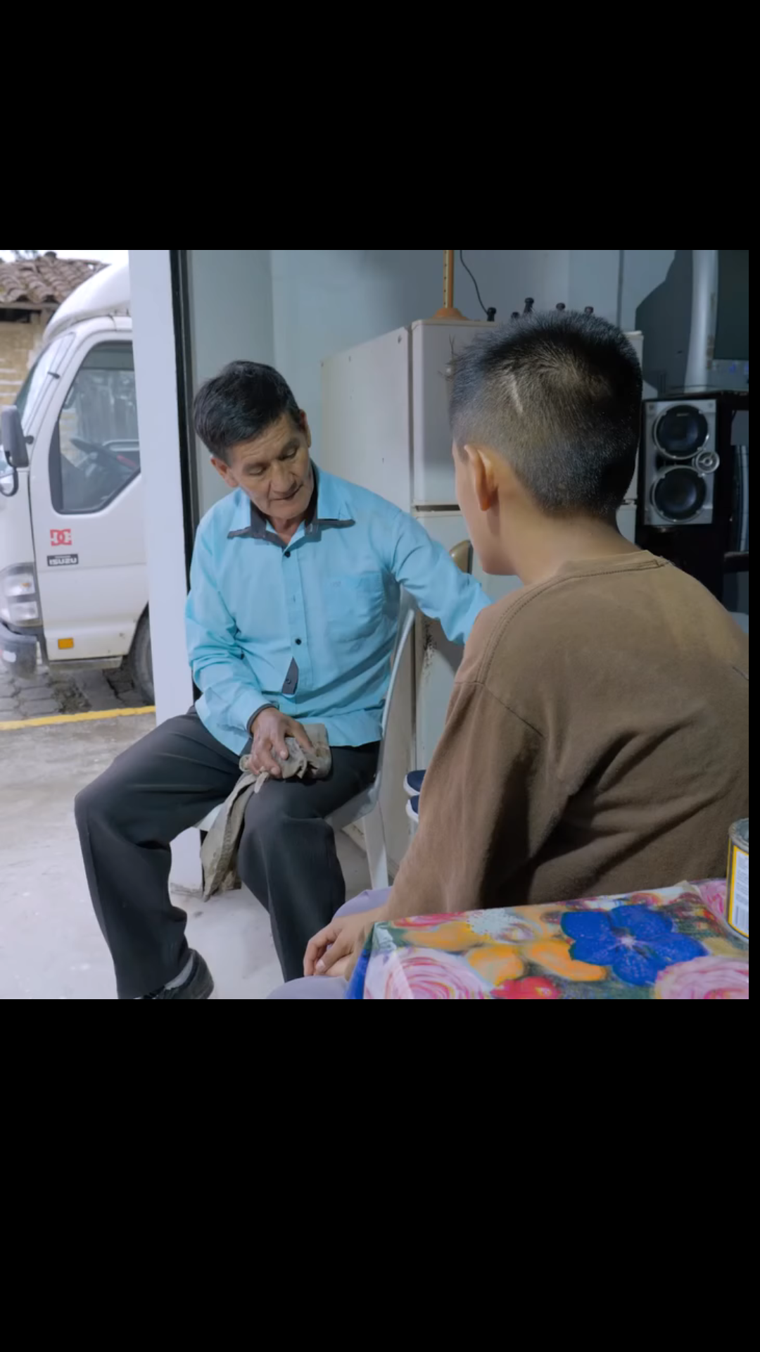 H0302001 Profesor de fútbol se burl0 juzgo este niño por sus zapatos rotos, hasta que pasó esto