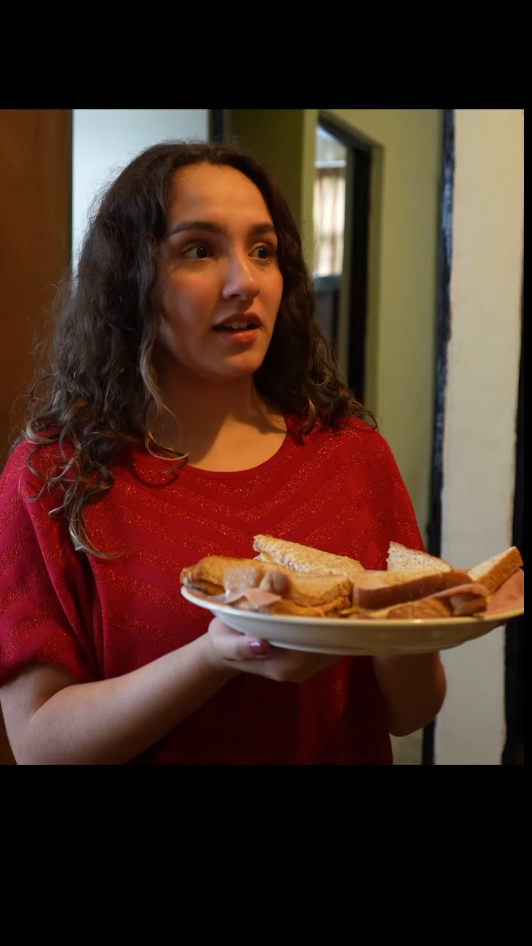 H0402001 Escondió sus padres por vergüenza sus amigas al descubrirlos así reaccionaron