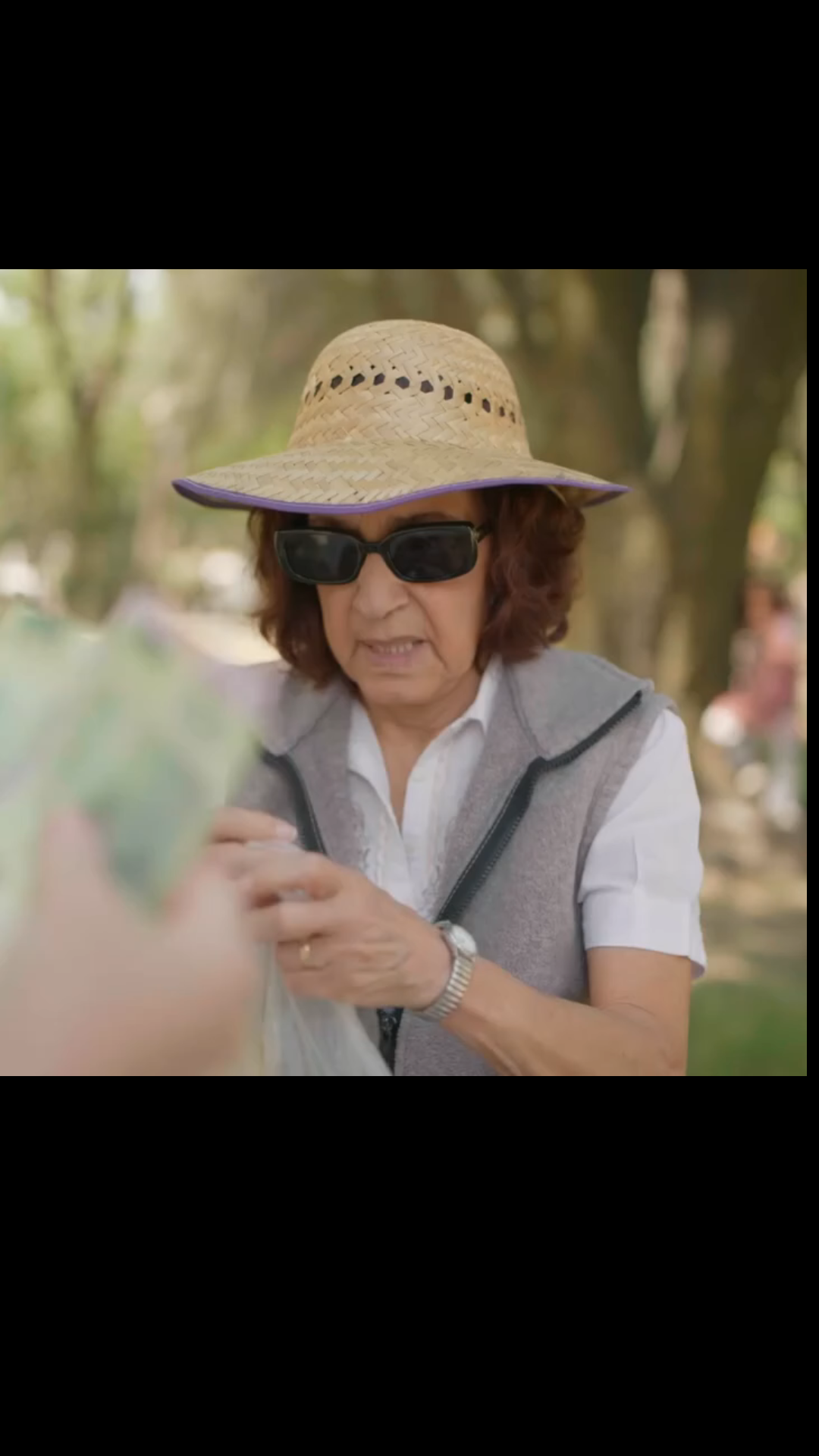 H0502001 Esta niña le quitó todo lo que tenia en la bolsa part2