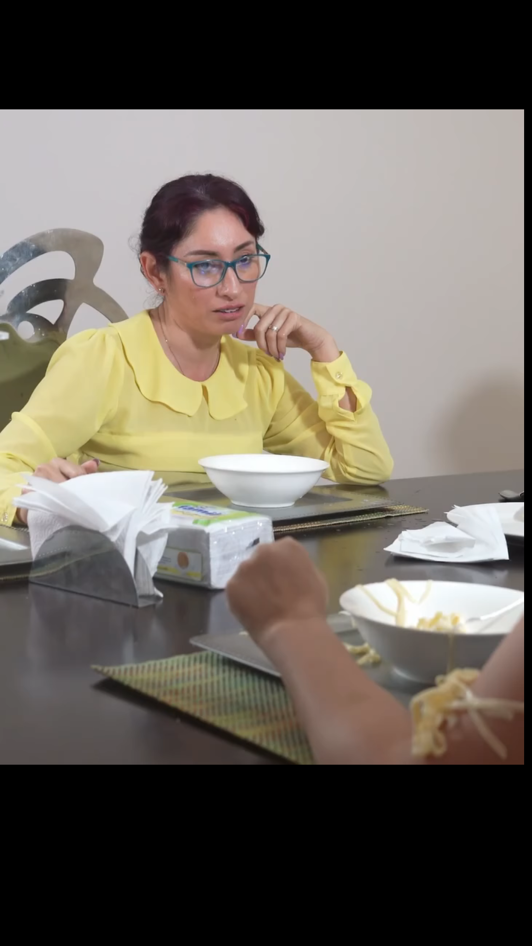 H1402004 Madre protegía la amante de su hijo sin saber la sorpresa que le esperaba