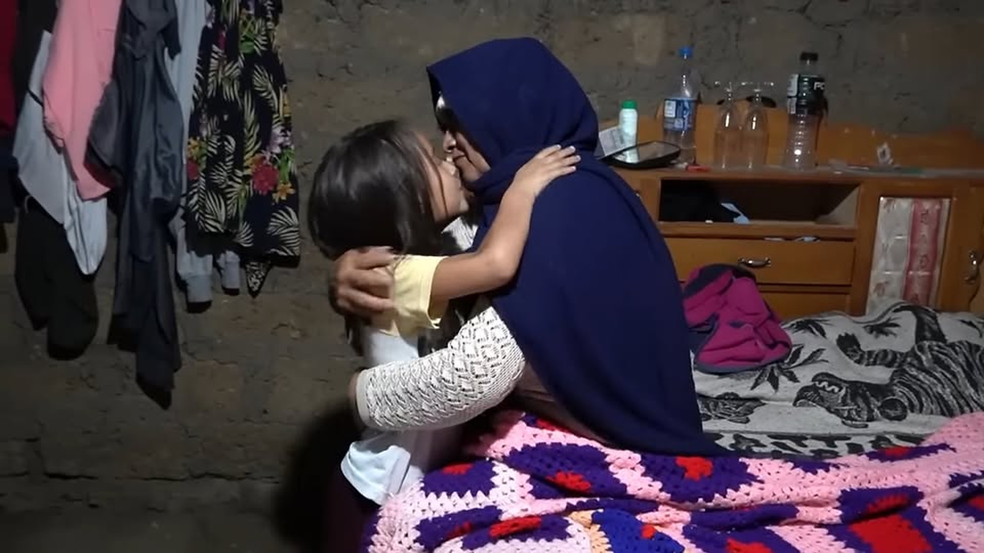 H0903001 Nin humilde r0ba tortillas para alimentar su part2