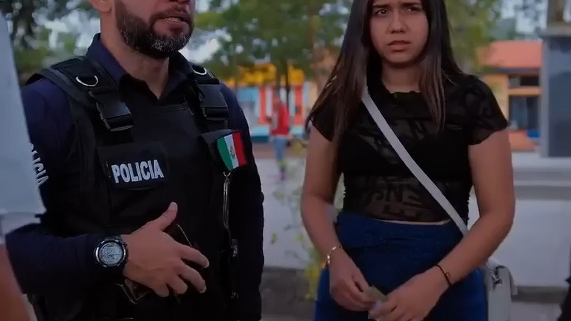 H1003005 Chica de pantalón oscuro es desenmascarada por qui part2